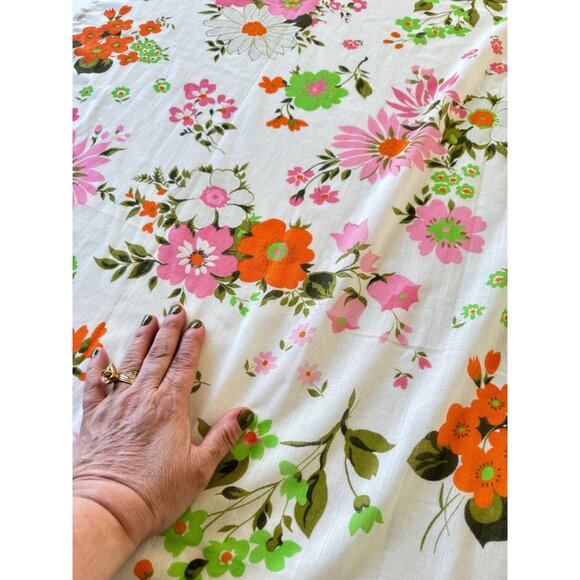 Vintage 70s curtain, pink and orange flowers, white background, semi-sheer - Picture 6 of 10